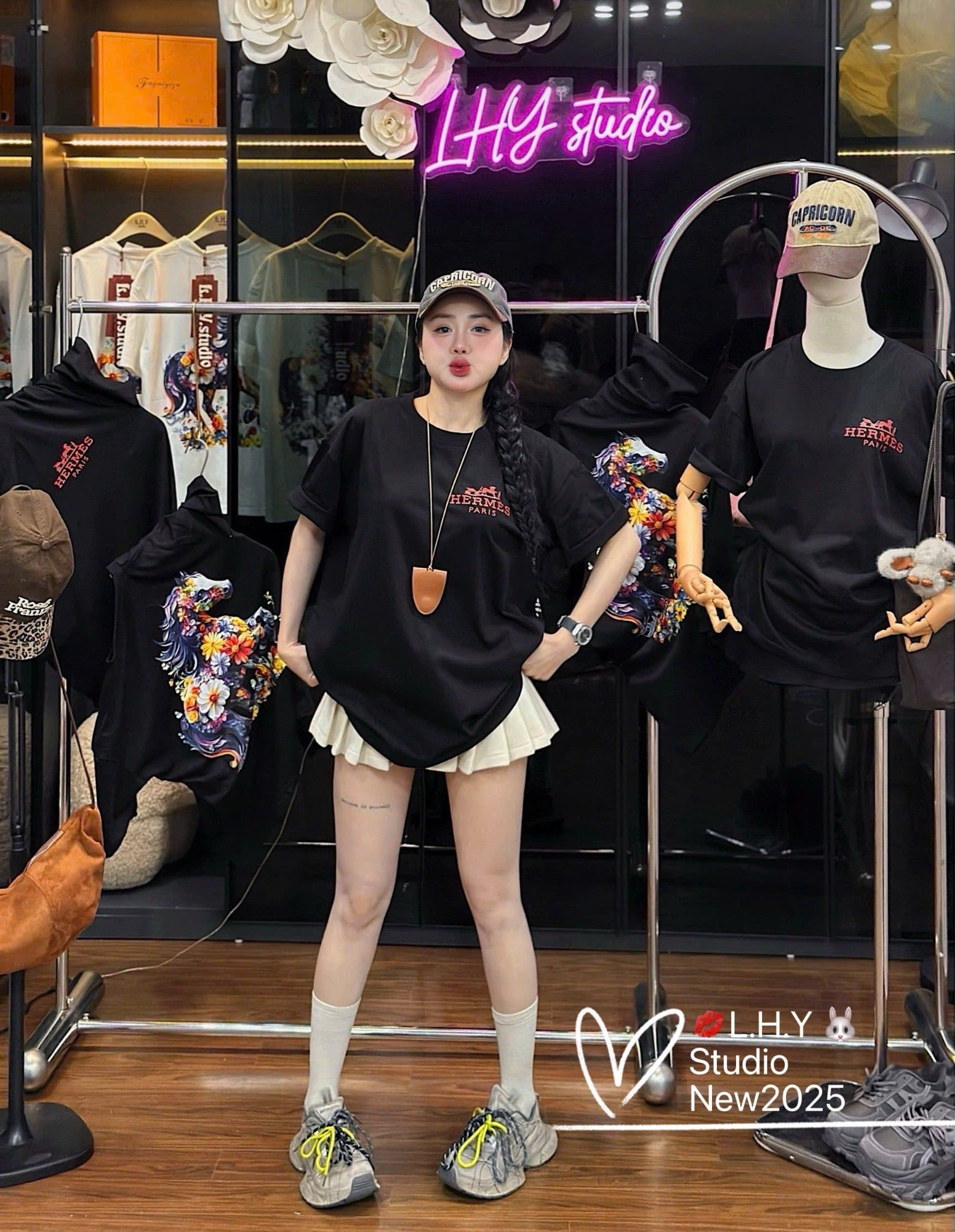  Áo thun FORM rộng HERMES lưng họa tiết ngựa hoa - ĐEN - E44 ( DÀI 70CM ) 