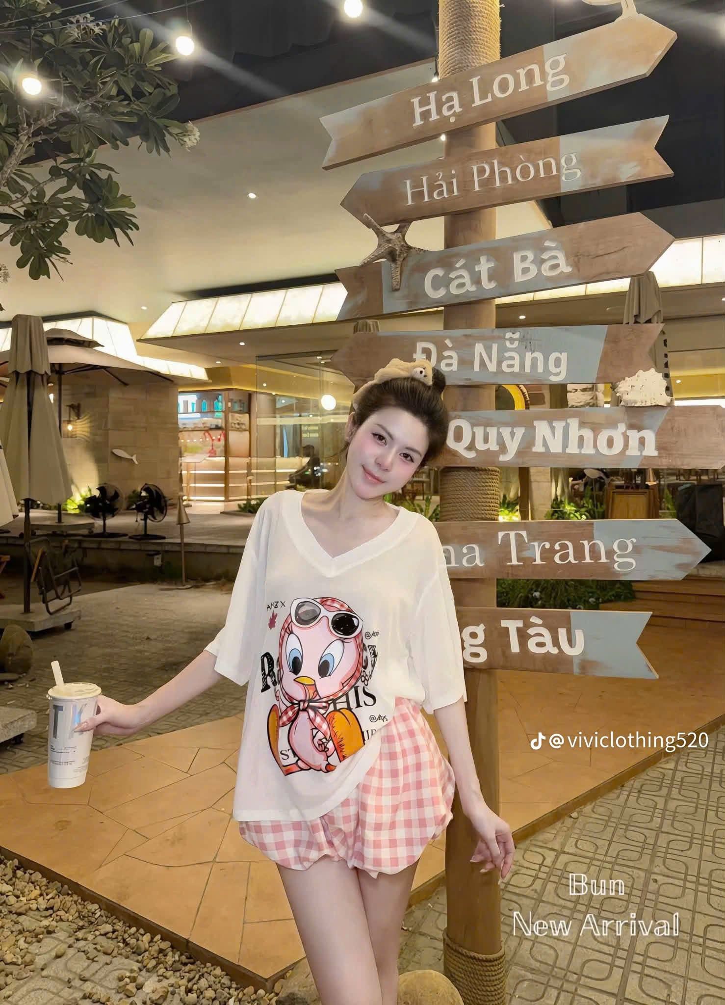  Set bộ áo cổ V thun giấy in hình dễ thuong mix quần bí kẻ bồng - HỒNG - K136 