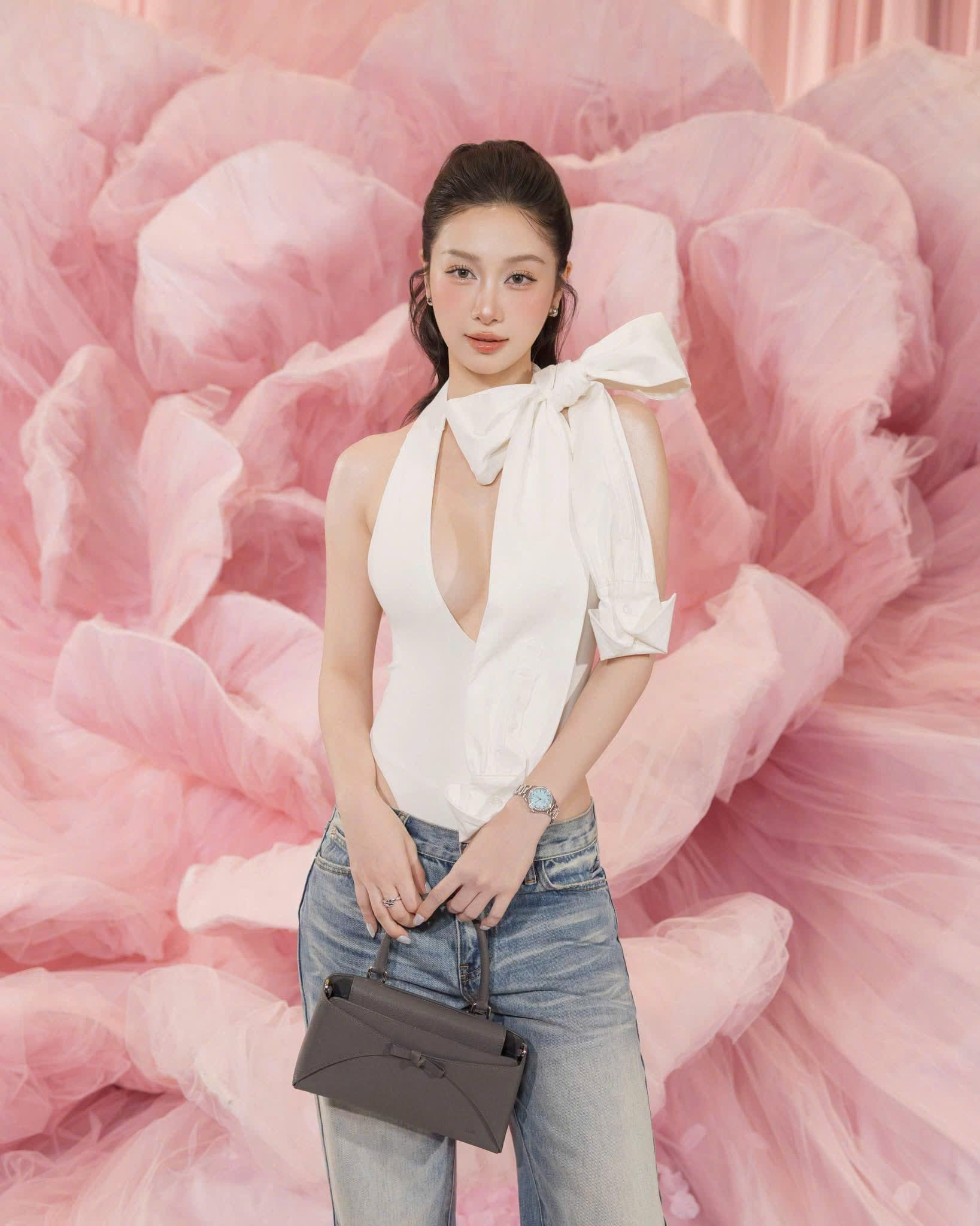  Jumsuit cổ yếm khoét ngực sâu đính dây nơ - H205 (EO S<68, M<72) 