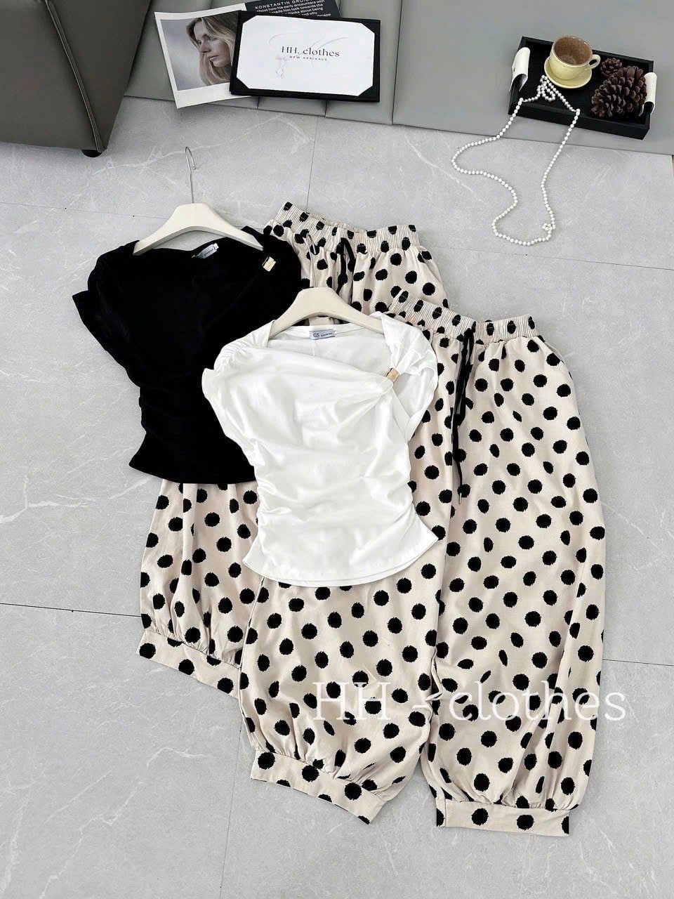  Set áo lệch vai tag vàng mix quần lưng chun chấm bi ống bo nhún - ĐEN - K23 