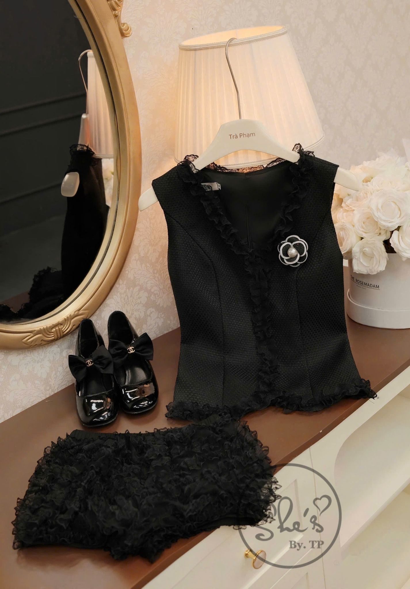  Set áo sát nách cổ V đính hoa phối quàn short bèo xiteen - E251 ( eo S<68, M<72 ) H59 