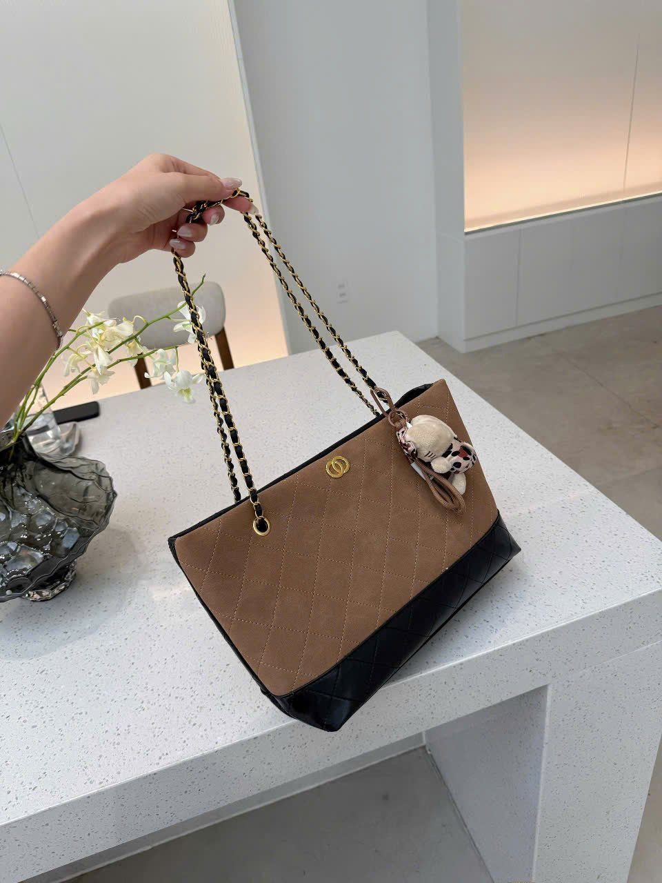  (GỐC 229K SALE 70k) Túi xách da lộn phối da dây xích đính logo kèm charm gấu dễ thương - NÂU NHẠT - T43 (SIZE 25X40CM) 