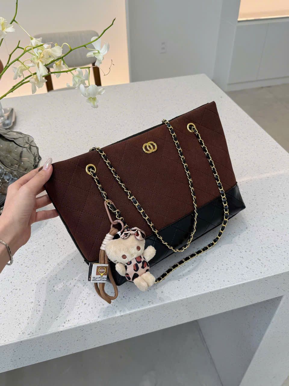  (GỐC 229K SALE 70k) Túi xách da lộn phối da dây xích đính logo kèm charm gấu dễ thương - NÂU ĐẬM - T42 (SIZE 25X40CM) 