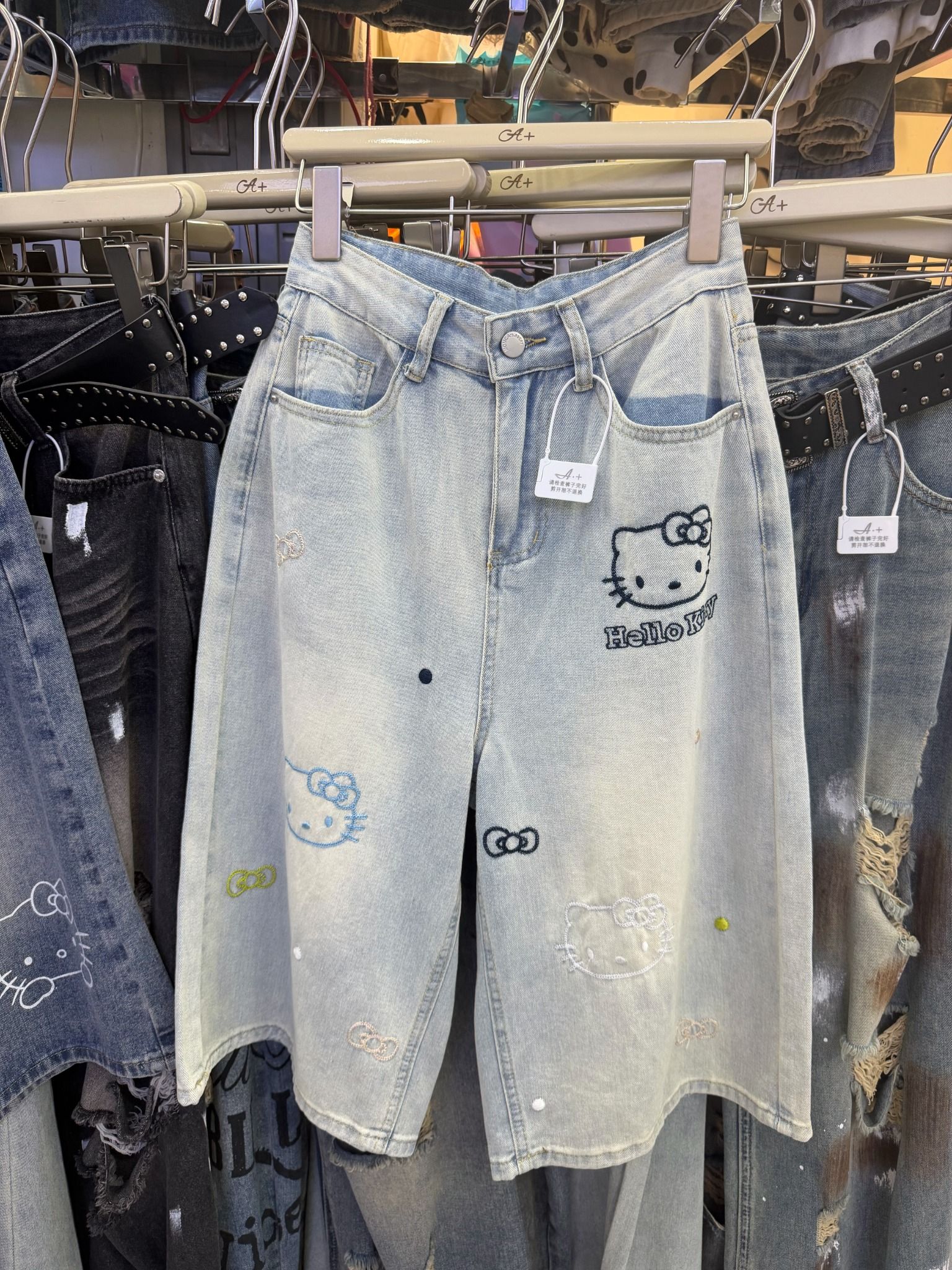  Quần jean ngố lửng họa tiết HELLO KITTY siêu hot - E18 (EO S<68, M<72,L<76) 