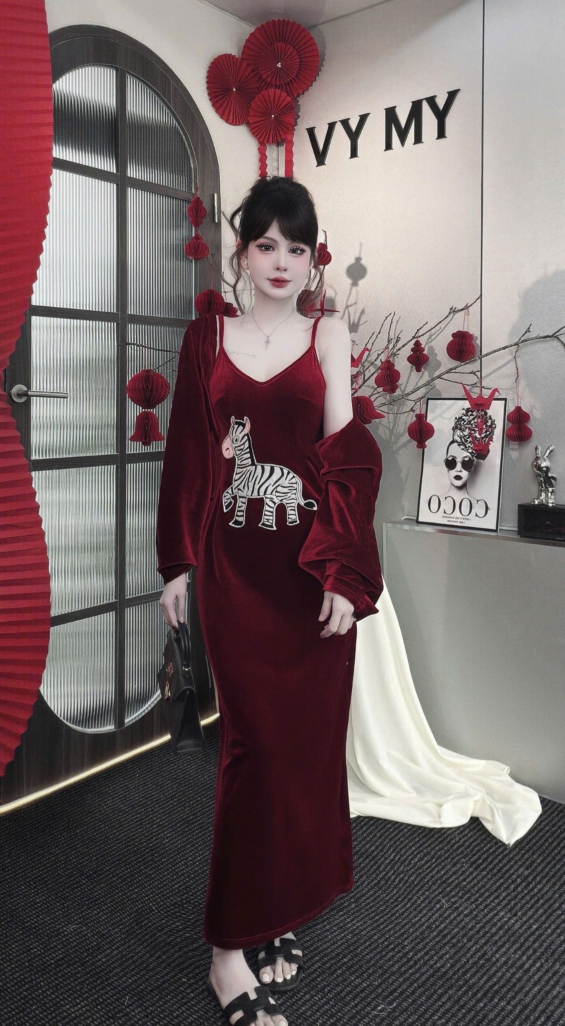  Set 2 món đầm nhung thêu ngựa kèm áo choàng - ĐỎ - E32 