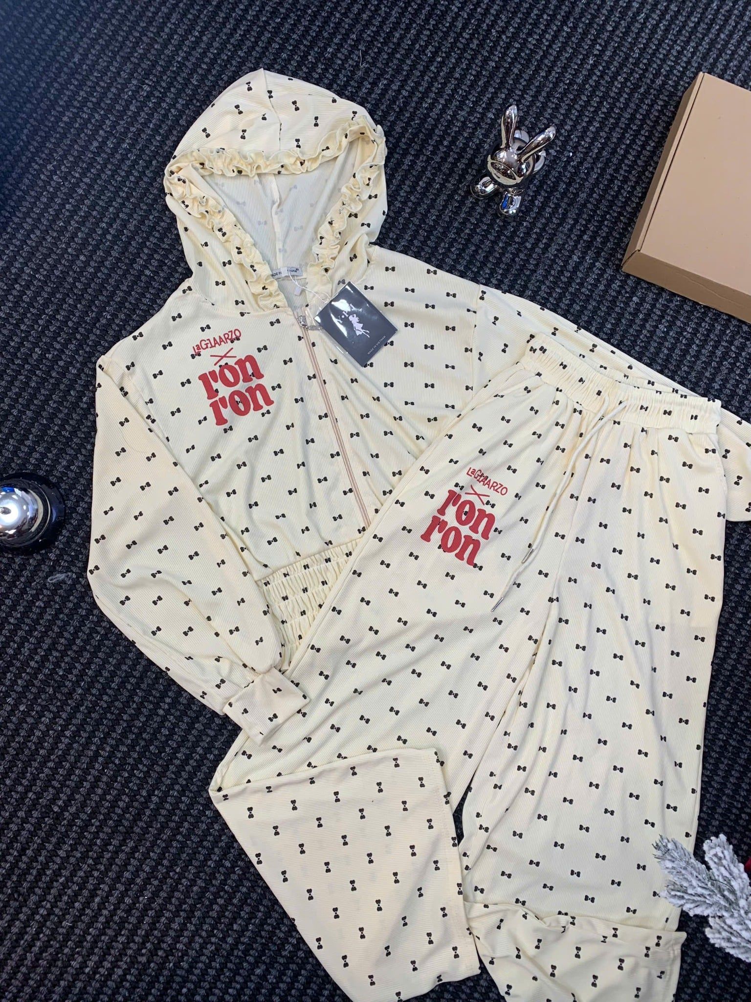  Set áo khoác dây kéo có nón mix quần suông hoạ tiết nơ nhí - KEM - S35 