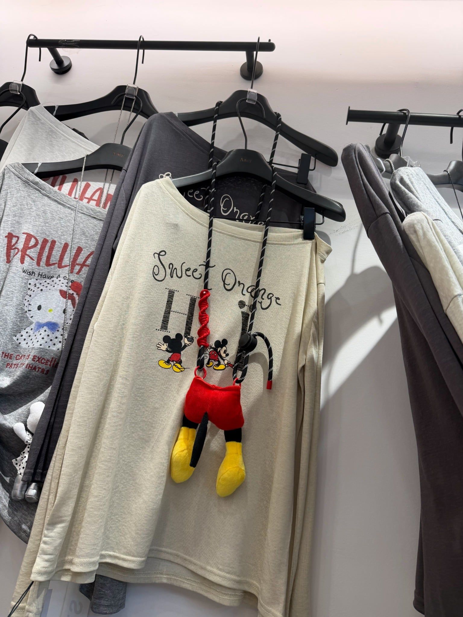 Áo lệch vai hoạ tiết kèm dây charm MICKEY chất thun giấy hàng QC - BE - E40 