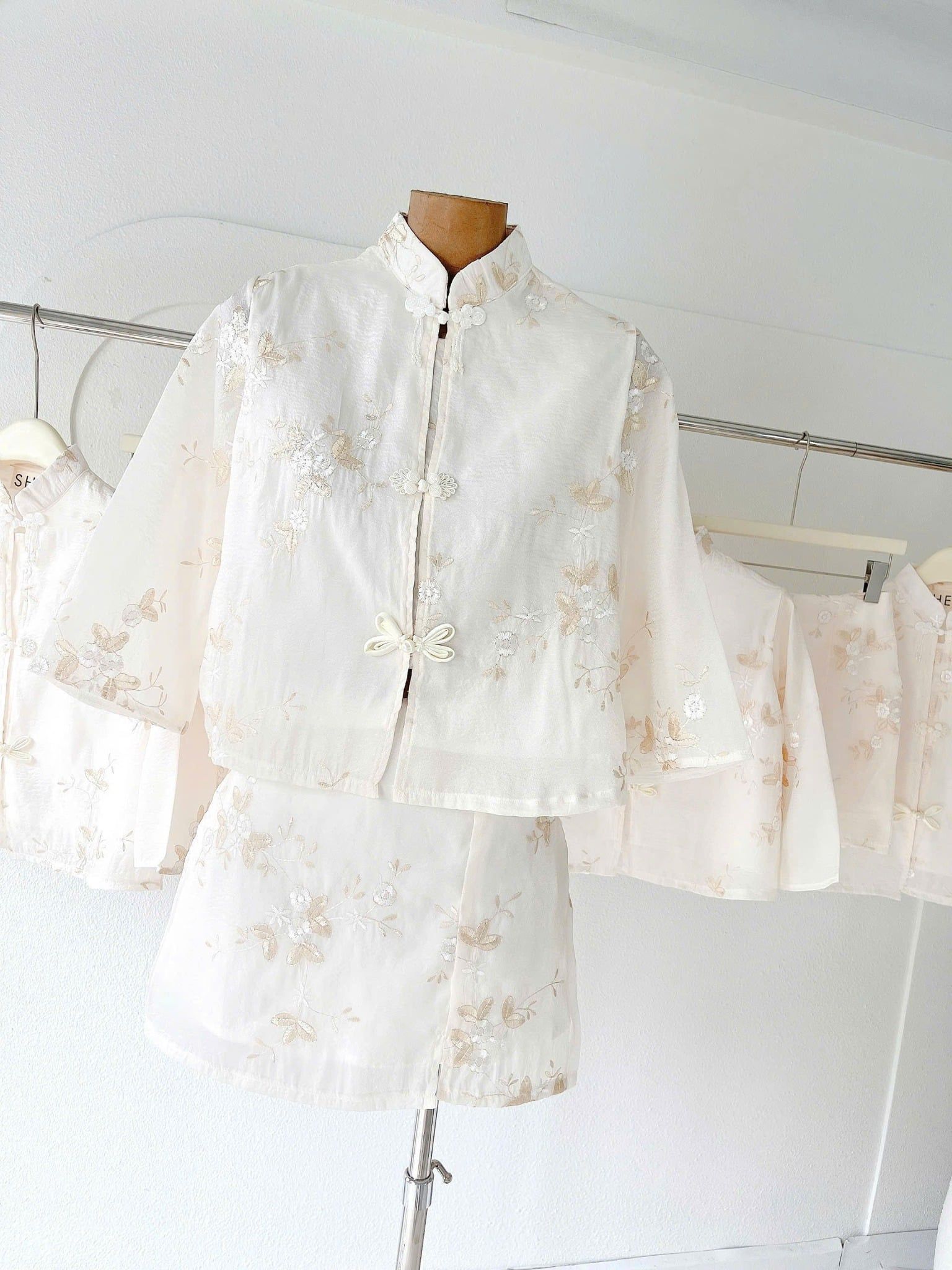  Set áo thêu hoa đính nút tàu mix chân váy dáng A - G99 ( eo S<68, M<72 ) 