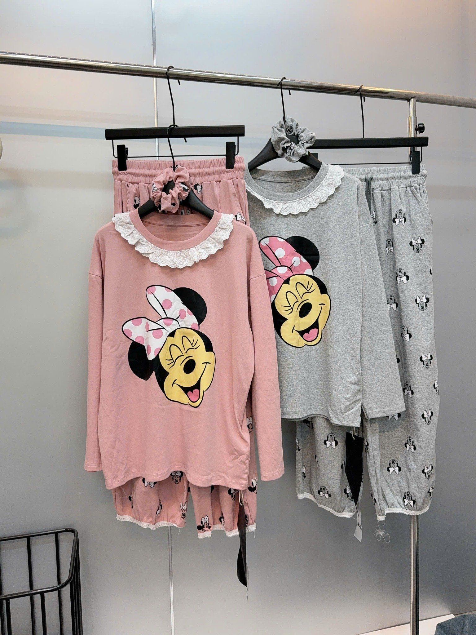  Set áo thun tay dài phối ren mix quần suông họa tiết mickey - XÁM - E144 