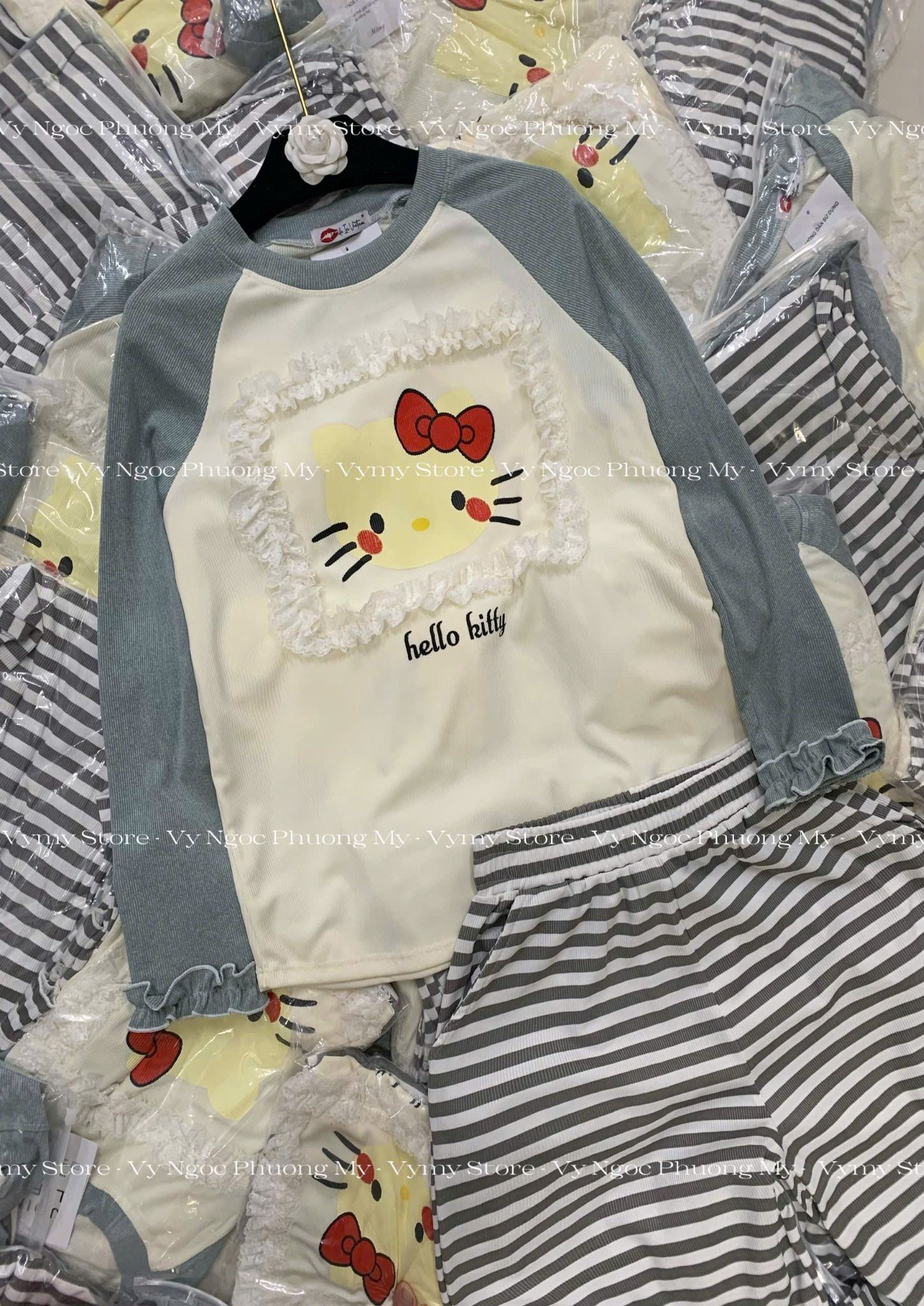  Set áo tay dài hello kitty mix quần kẻ sọc viền bèo - XÁM - N146 