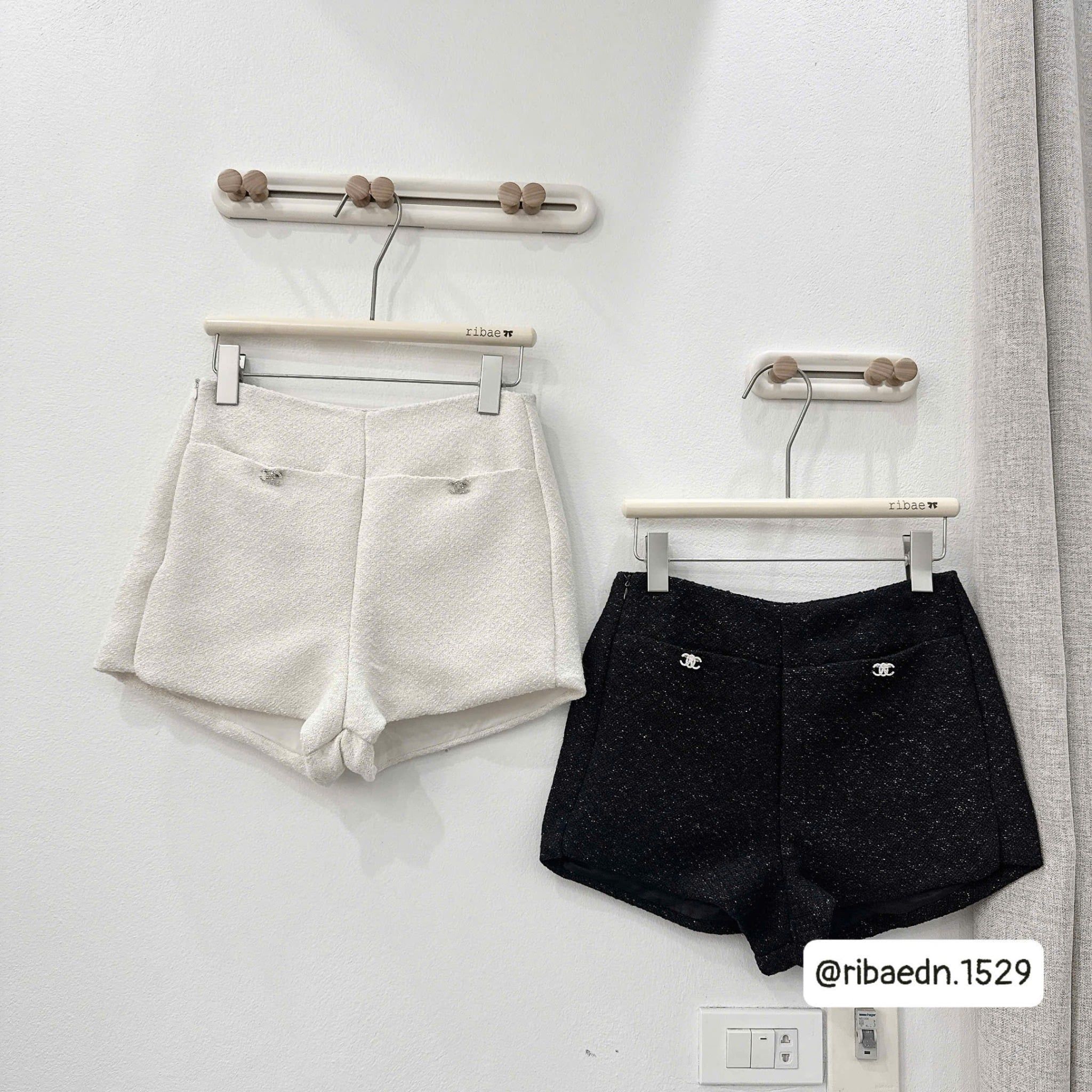  Quần dạ đúp lót 2 lớp đính logo chanel - KEM - E81 ( eo S<70.72 , M<74. 76 ) DÀI 31CM 