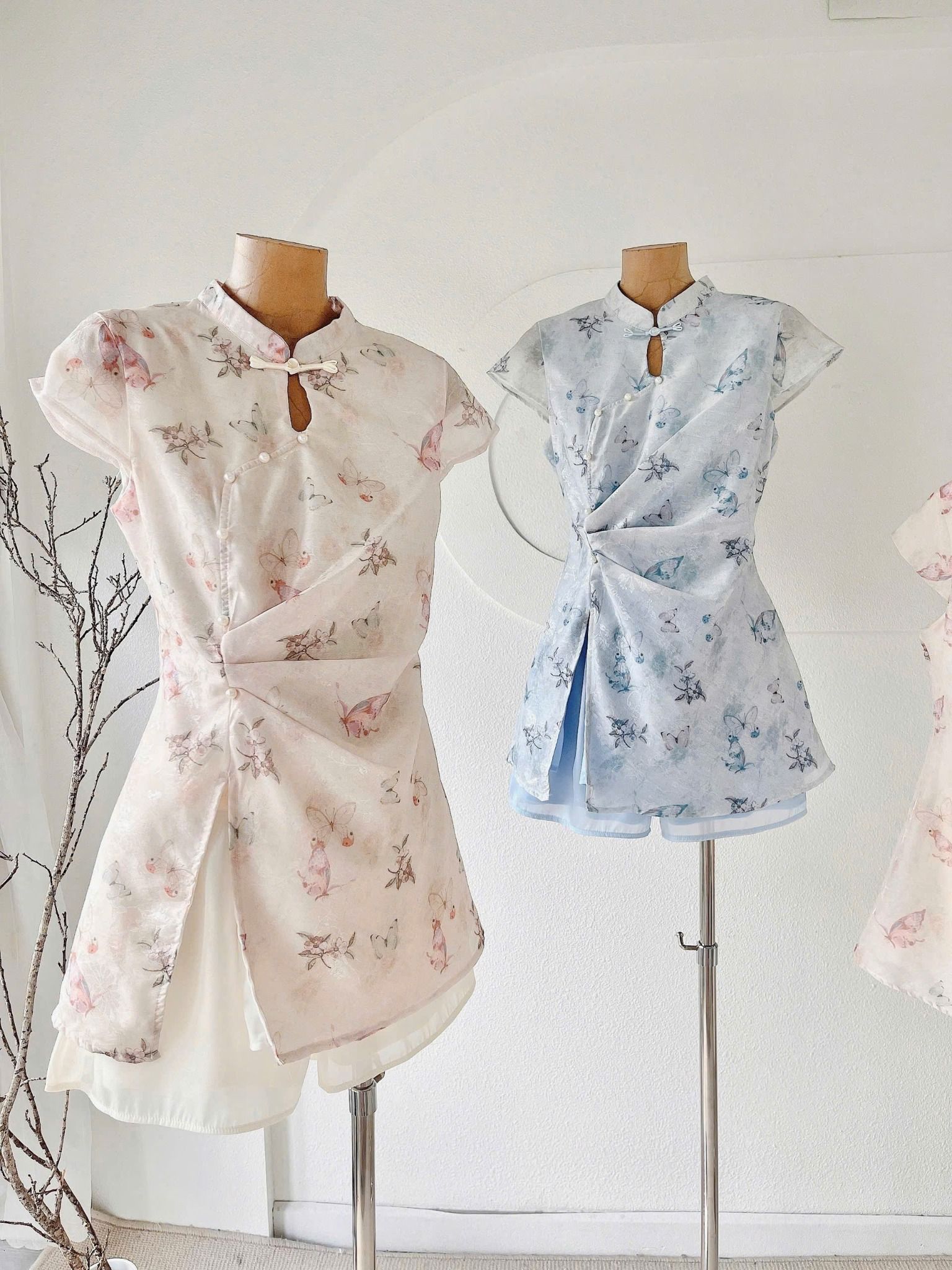  Set bộ cánh tiên xẻ tà cài nút tàu hoạ tiết BƯỚM + quần short rộng - XANH - H29 ( EO S<72, M<76) ( QUẦN DÀI 34CM , ÁO 80 CM ) 