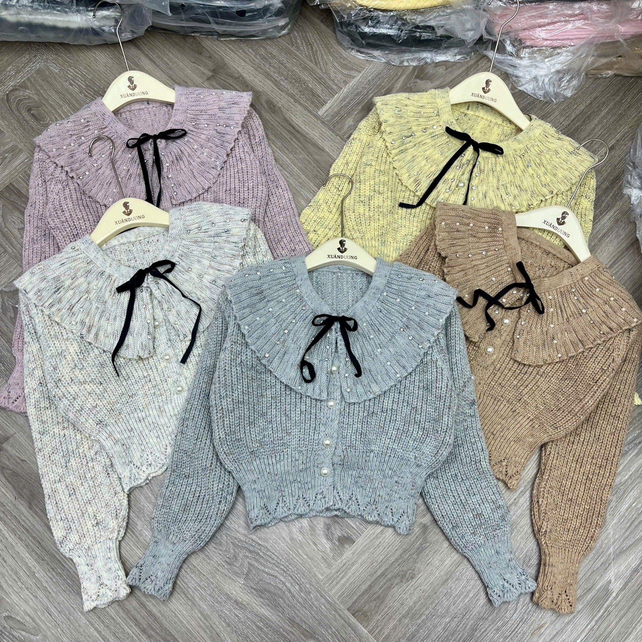  Áo len cổ vạt bèo cột nơ xinh xĩu - VÀNG - E163 H105 