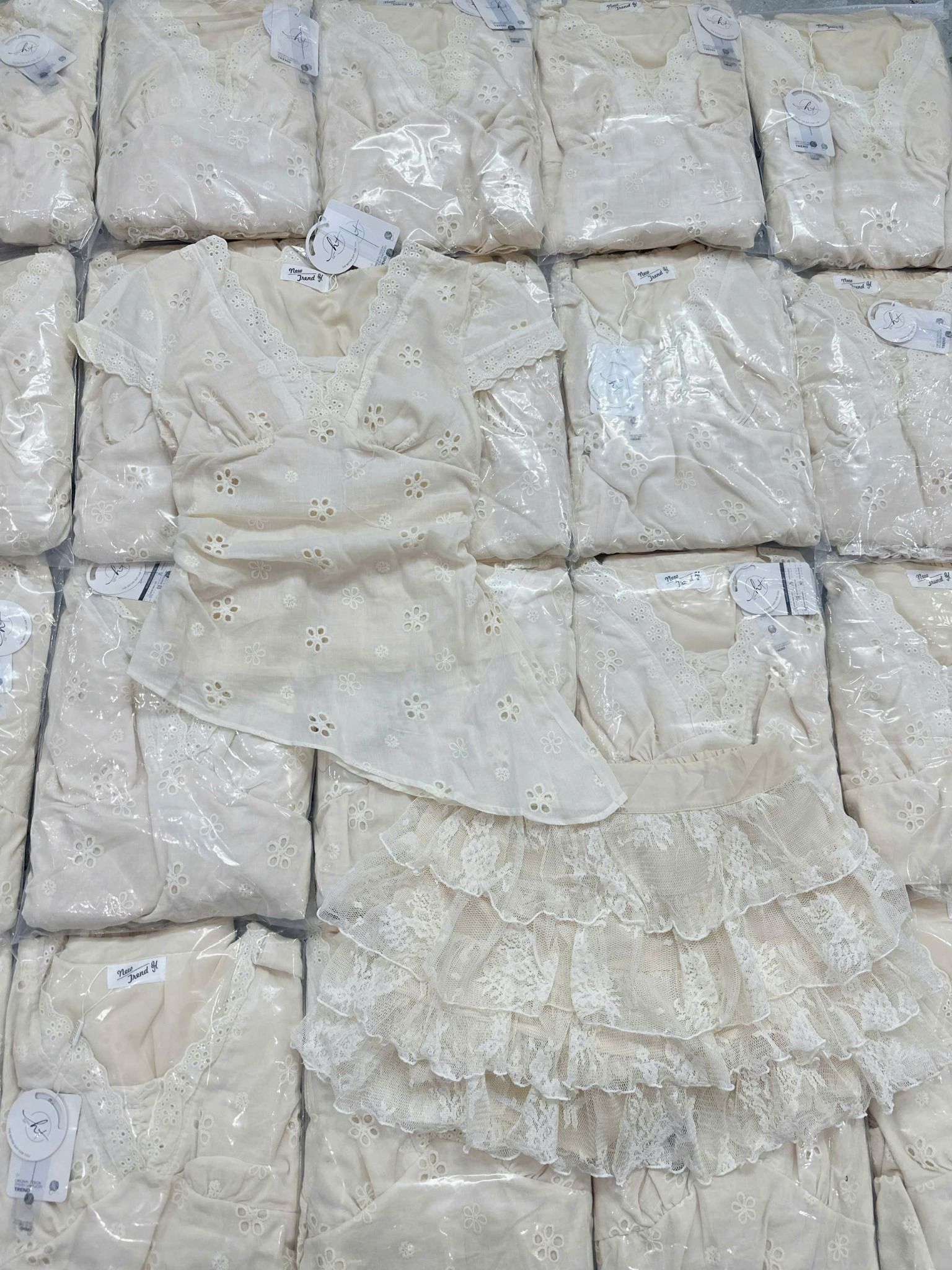  Set áo viền ren tay hến đục lỗ + CHÂN VÁY tầng - H93 