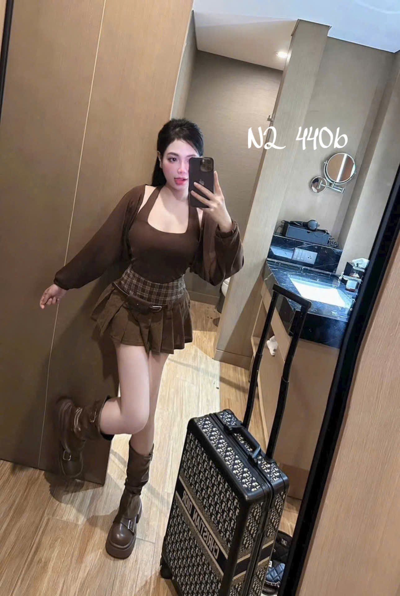  ( 299K => 239K 10 SET DUY NHẤT ) Set nữ thiết kế 4 món áo hai dây _ cadigan mix chân váy xếp ly kèm đai - NÂU - E311 ( eo S<68, M<72 ) 