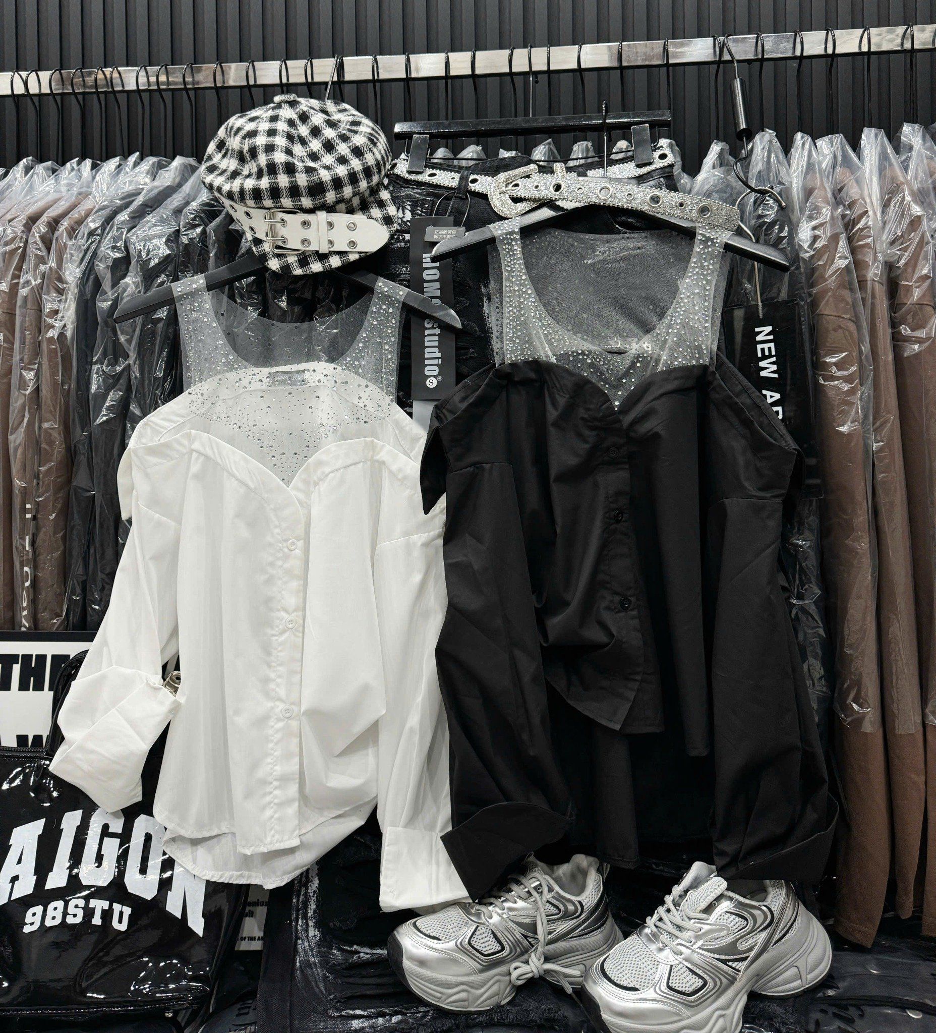  Áo sơ mi trễ vai kiểu đính ngọc form rộng sang chảnh - ĐEN - E93 