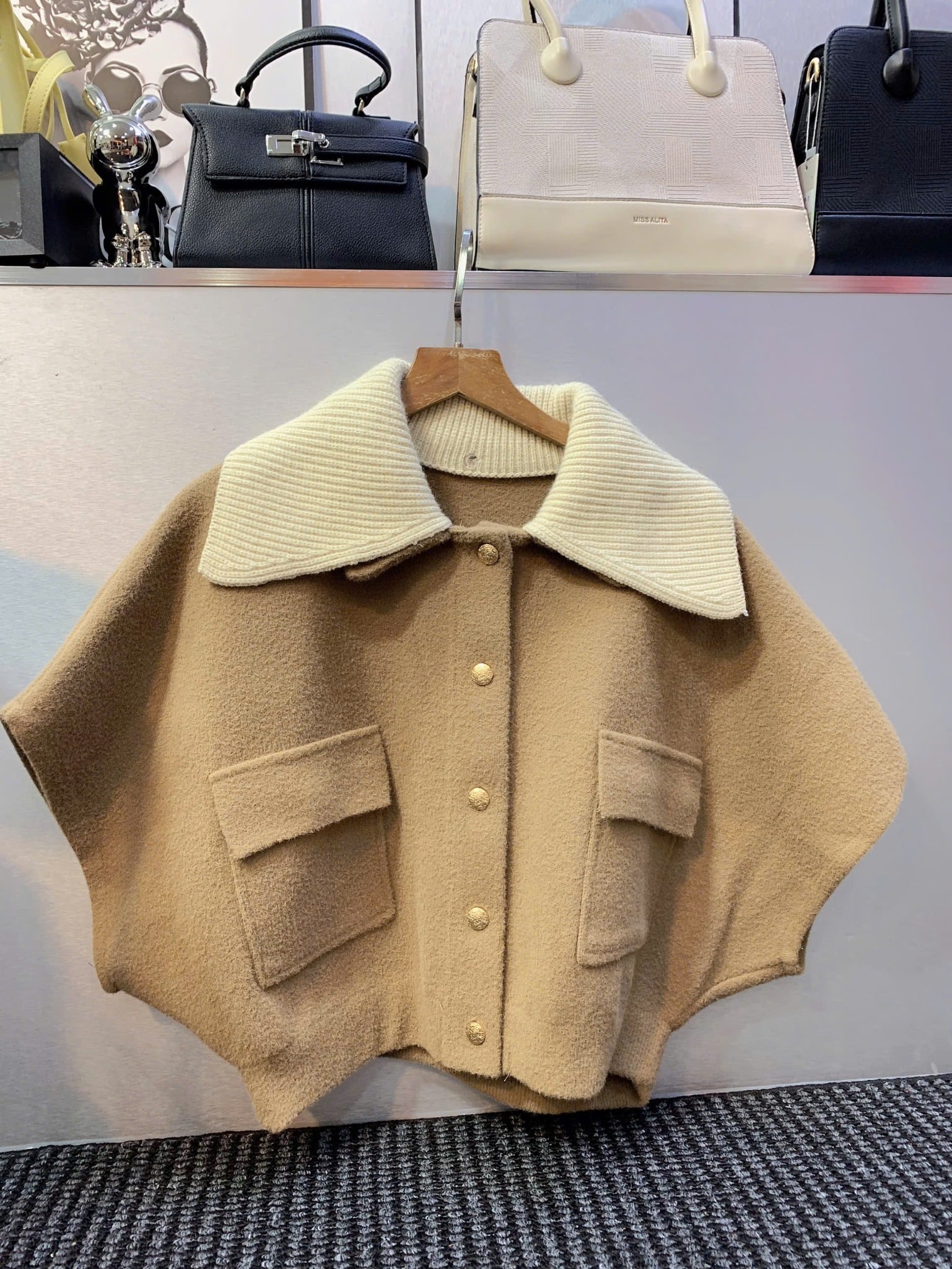  Áo khoác nâu tay dơi đính cúc hoạ tiết phối cổ len - B152 