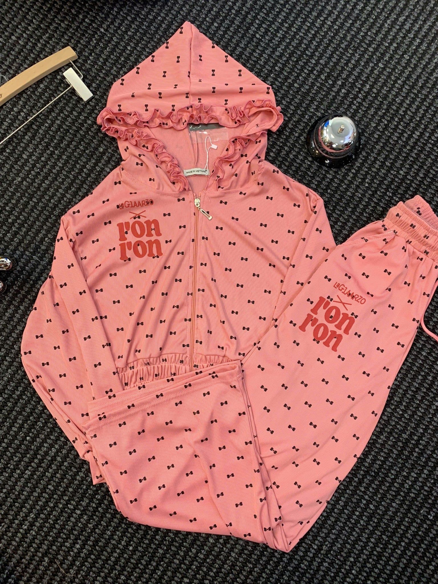  Set áo khoác dây kéo có nón mix quần suông hoạ tiết nơ nhí - HỒNG - S37 (ÁO 52CM, QUẦN 97CM) 