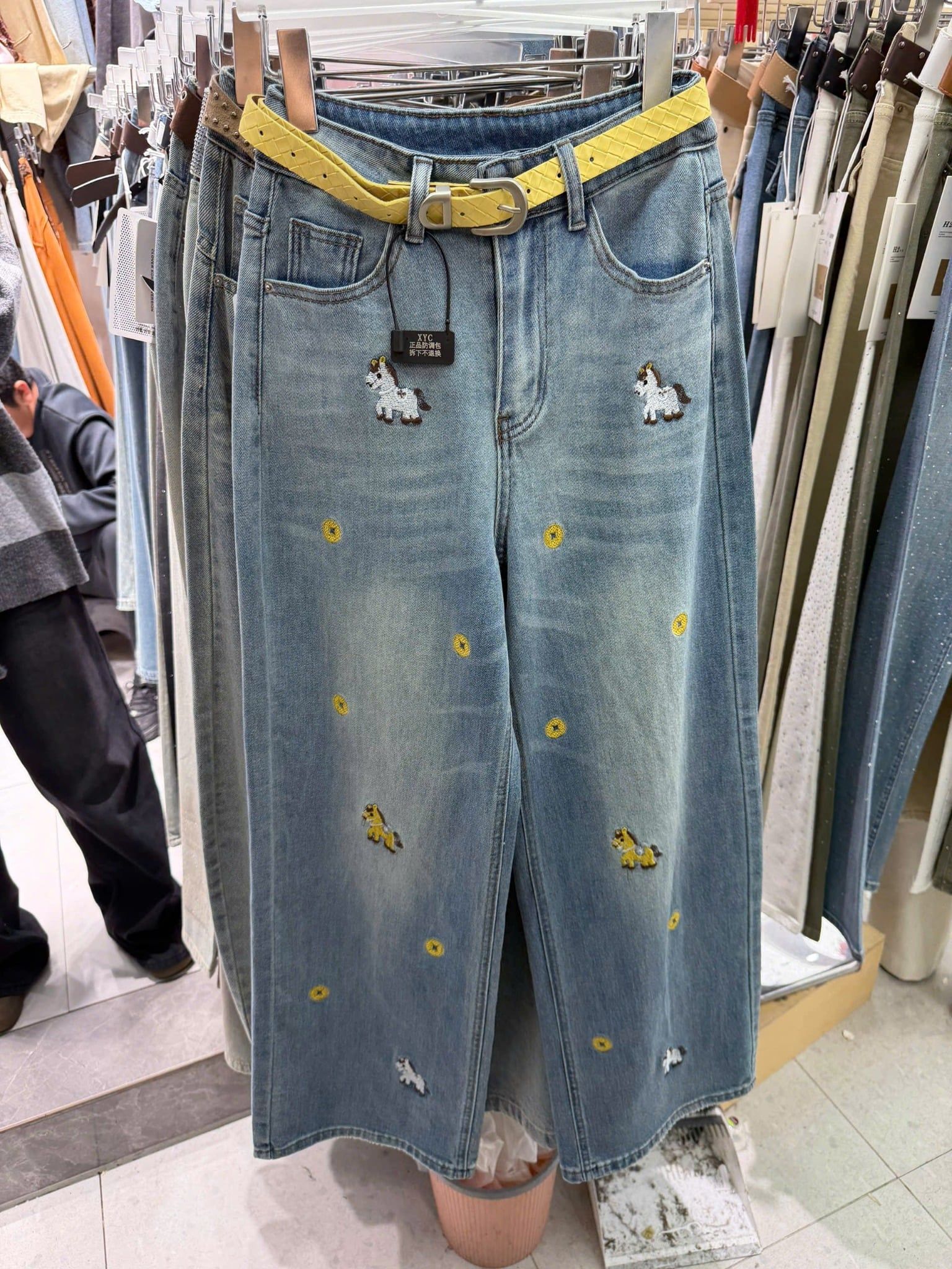  Quần JEANS suông thêu ngựa mini kèm đai vàng - S216 ( eo S<68, M<72, L<76 ) 