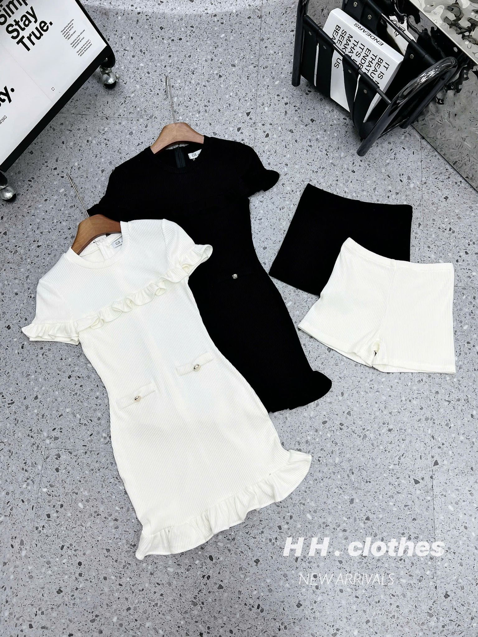  Đầm body dáng ngắn viền phối bèo chất vải co giãn - ĐEN - R82 