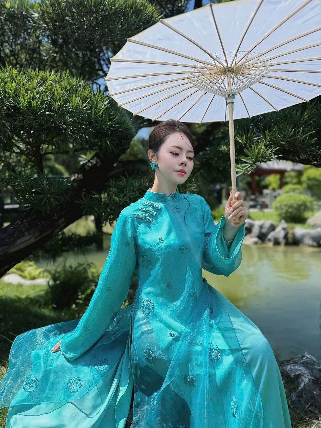  Set áo dài 4 tà thêu LÁ VÒM TRÒN + quần lụa - R81 ( 50% lưng chun ) 