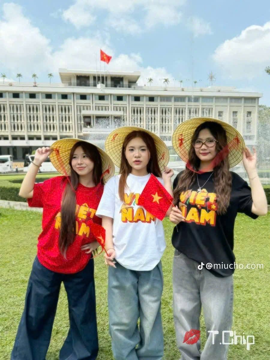  Áo thun form rộng họa tiết chữ Việt Nam sắc màu - TRẮNG - R201 