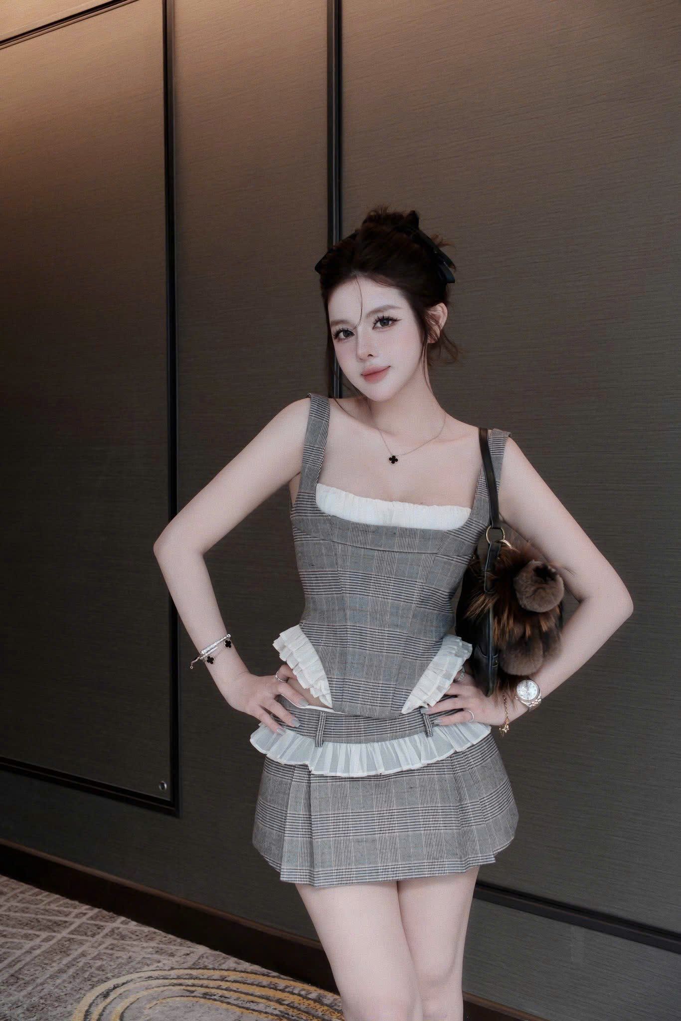  Set áo hai dây phối bèo mix chân váy kẻ sọc caro - G109 ( eo S<68, M<72 ) 