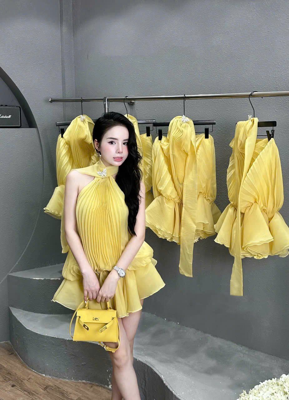 Đầm thiết kế áo cổ yếm hở lưng tùng xếp nhiều tầng - VÀNG - Q155 