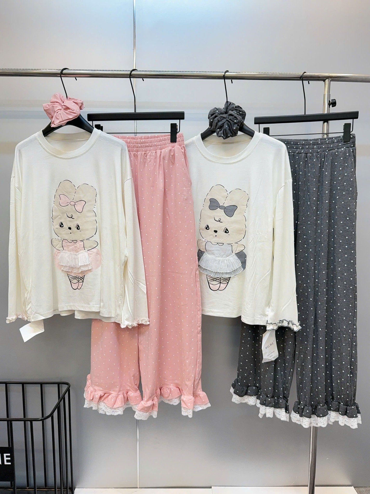  Set áo thun tay dài họa tiết thỏ dễ thương mix quần suông chấm bi bèo - XÁM - E149 