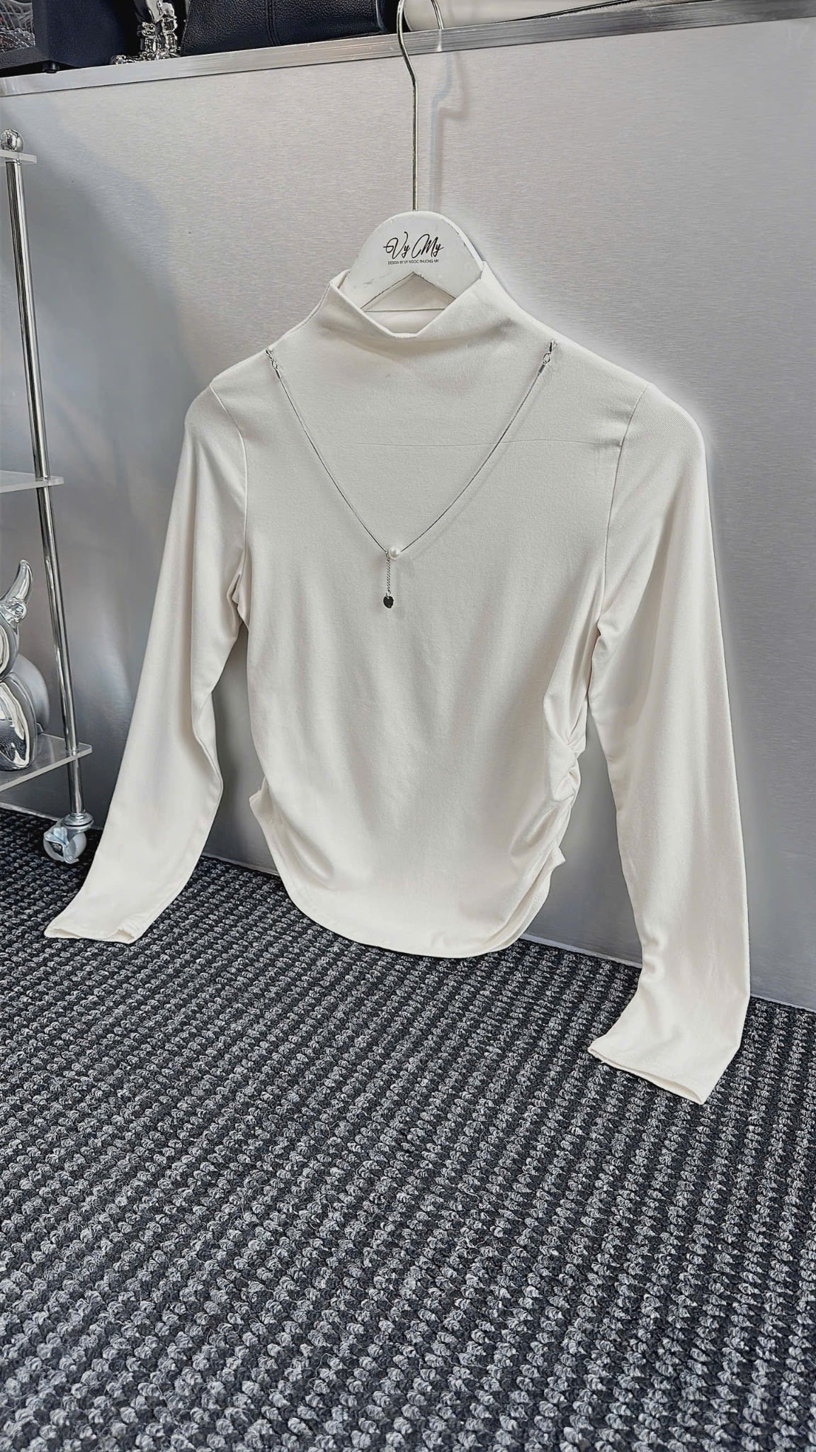  Áo thun tay dài cổ lọ kèm xích ngọc - B155 