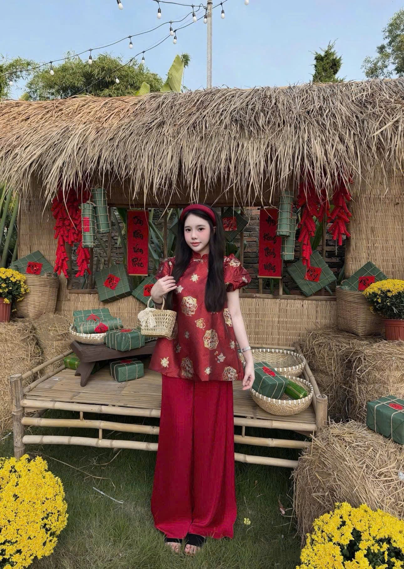  Set áo gấm tay bồng cổ tàu dáng rộng mix quần lụa suông kèm dây tua rua quạt - ĐỎ - B180 (QUẦN 103CM, ÁO 70CM) 