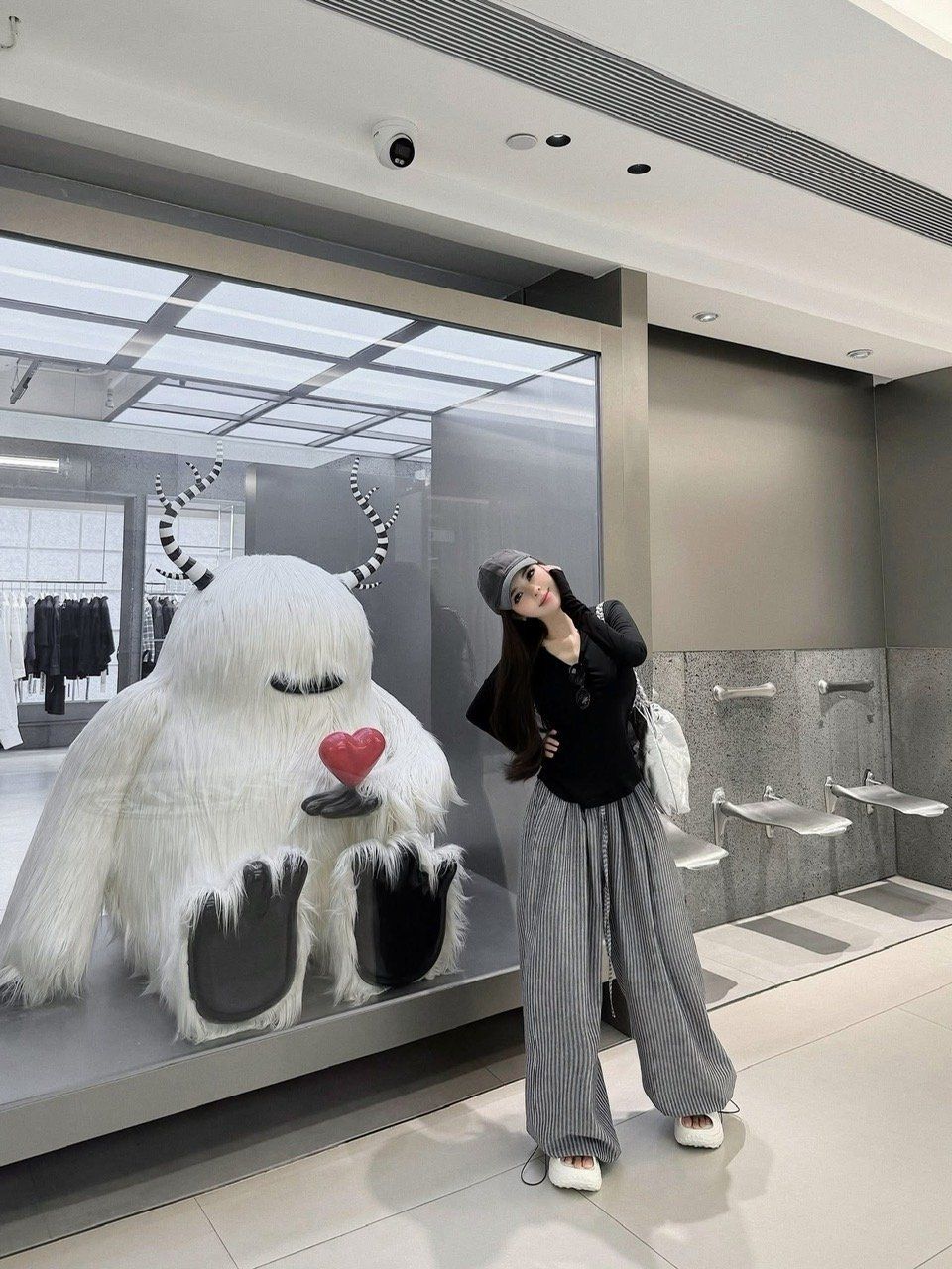  Set áo thun cổ chữ V khoét hở lưng mix quần suông rộng kẻ sọc - ĐEN - E56  ( quần dài 105cm ) 