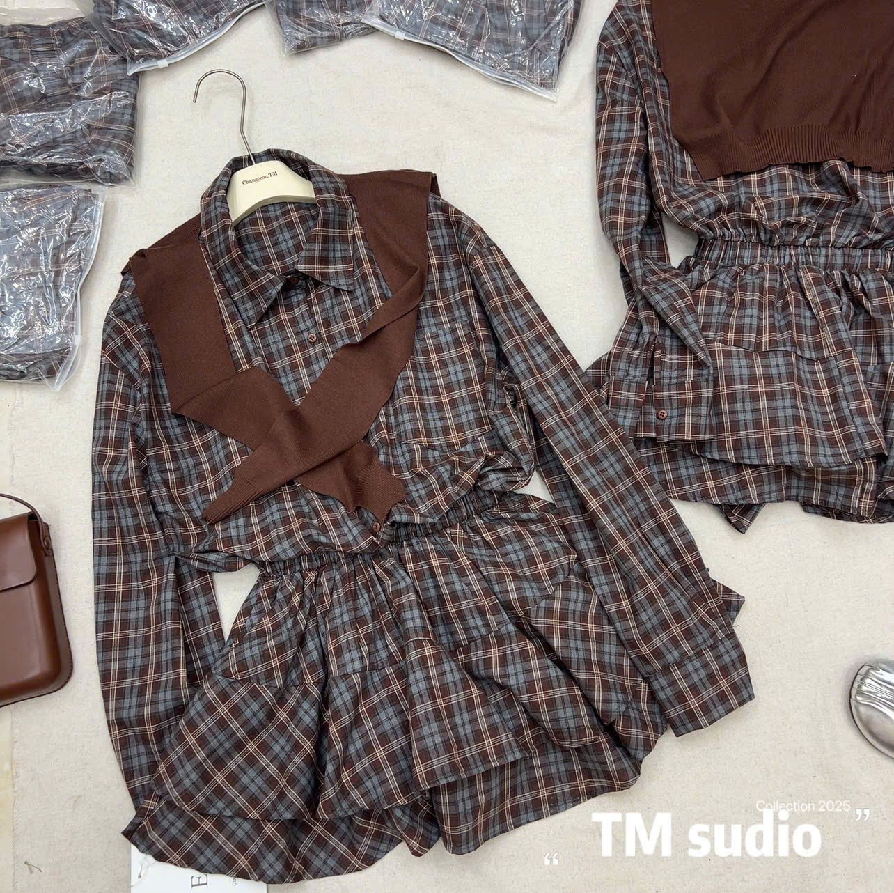  Váy sơ mi kẻ sọc caro kèm choàng len - E51 