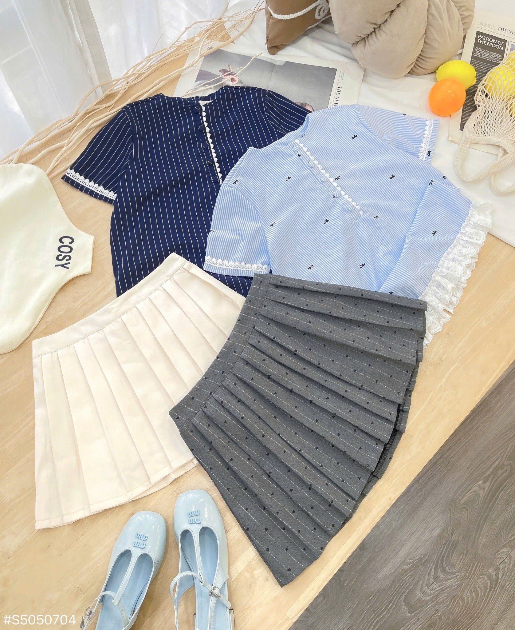  Set áo cổ tròn đính nút bọc họa tiết nơ mix chân váy xếp li tim xinh xắn - ĐẬM - Q141 (EO S<68, M<72) 