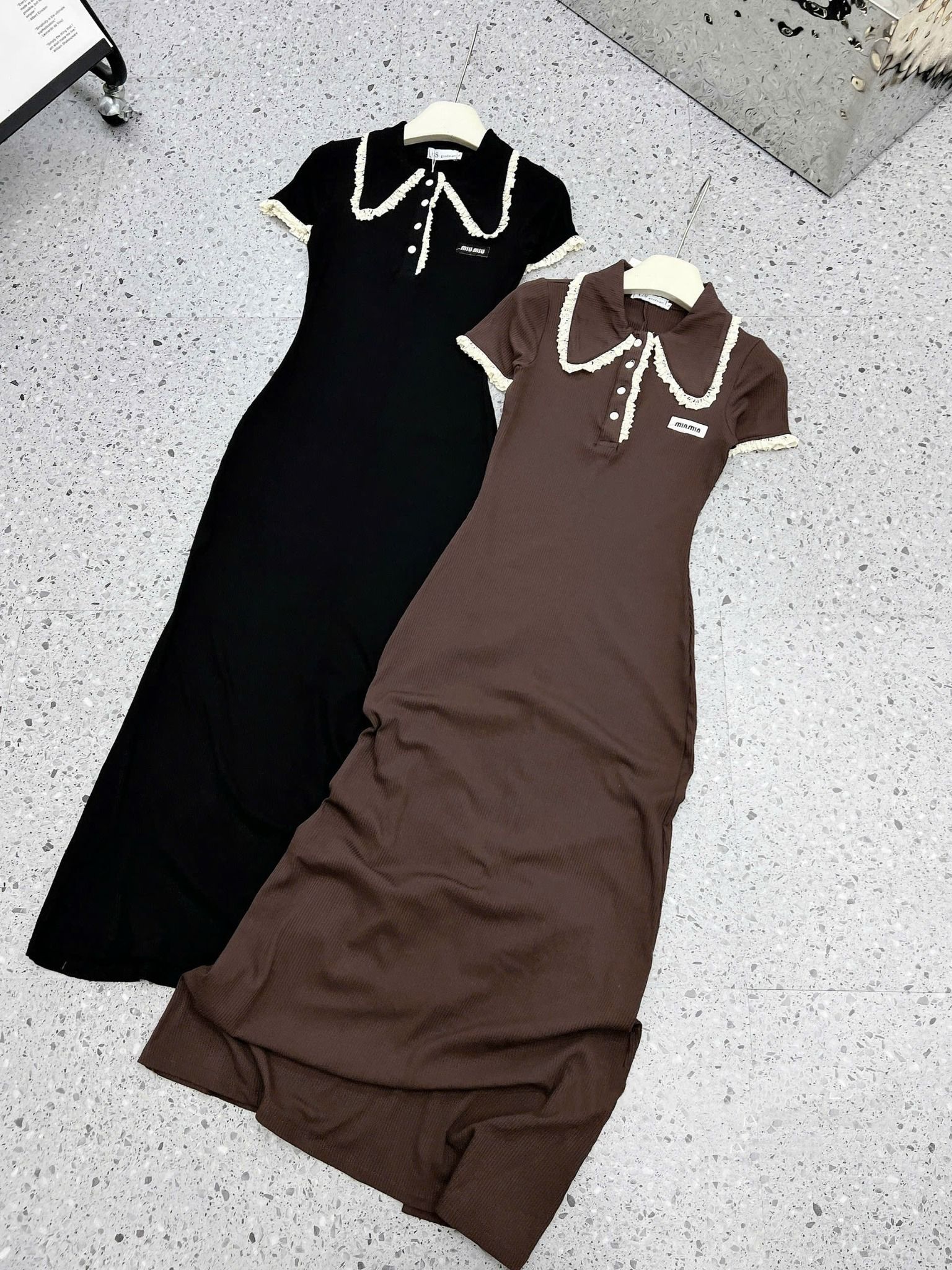  Váy thun body cổ bẻ viền ren bèo thêu miu dáng dài siêu hot - NÂU - Q492 