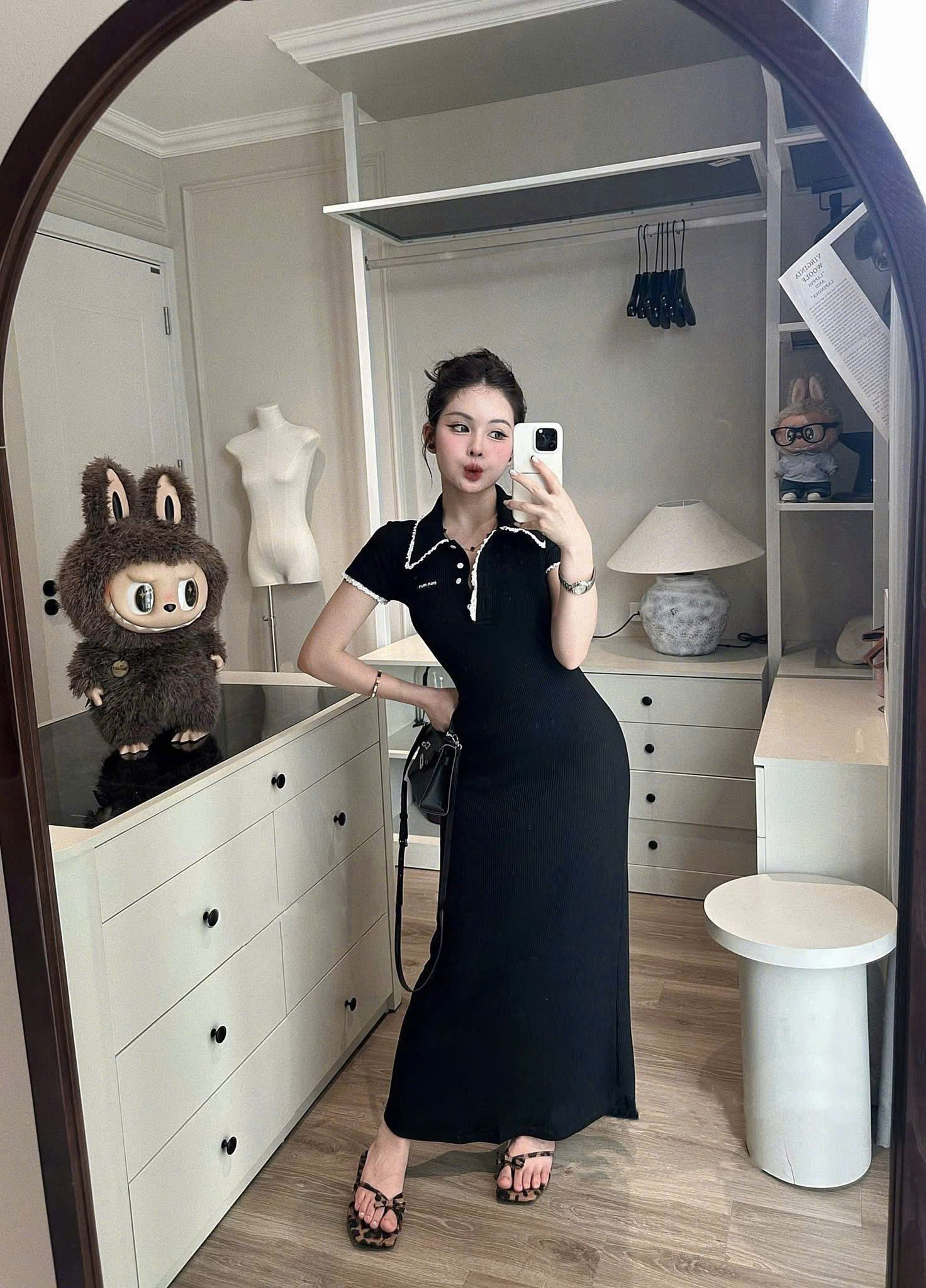  Váy thun body cổ bẻ viền ren bèo thêu miu dáng dài siêu hot - ĐEN - Q491 