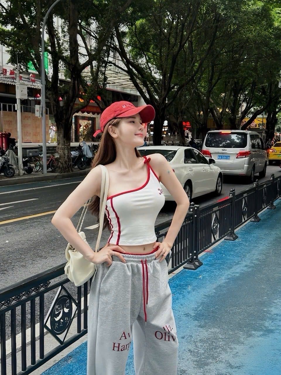  Set áo lệch vai ôm body phối chữ viền đỏ mix quần suông dáng dài - Q541 