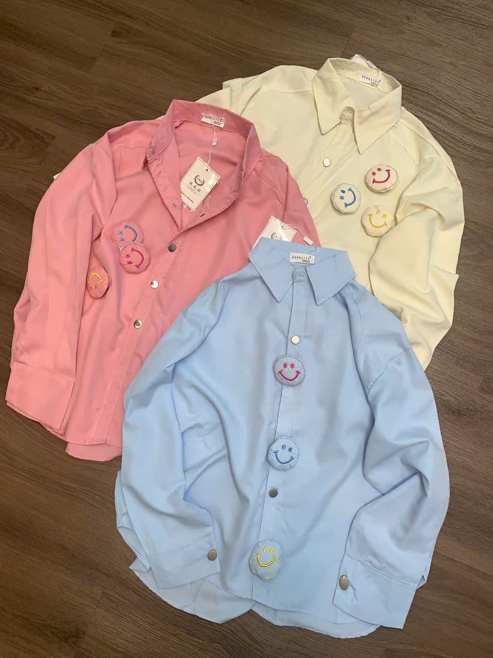  Áo sơ mi thô tay dài đính nút mặt cười dễ thương - HỒNG - Q320 