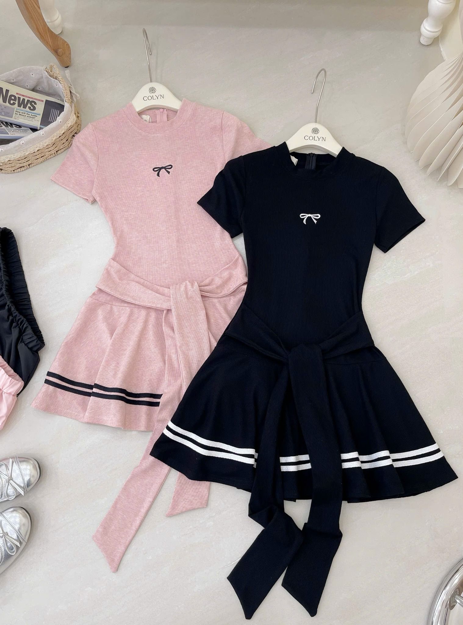  Váy cộc tay dáng xòe thêu nơ kèm dây thắt eo - ĐEN - R156 