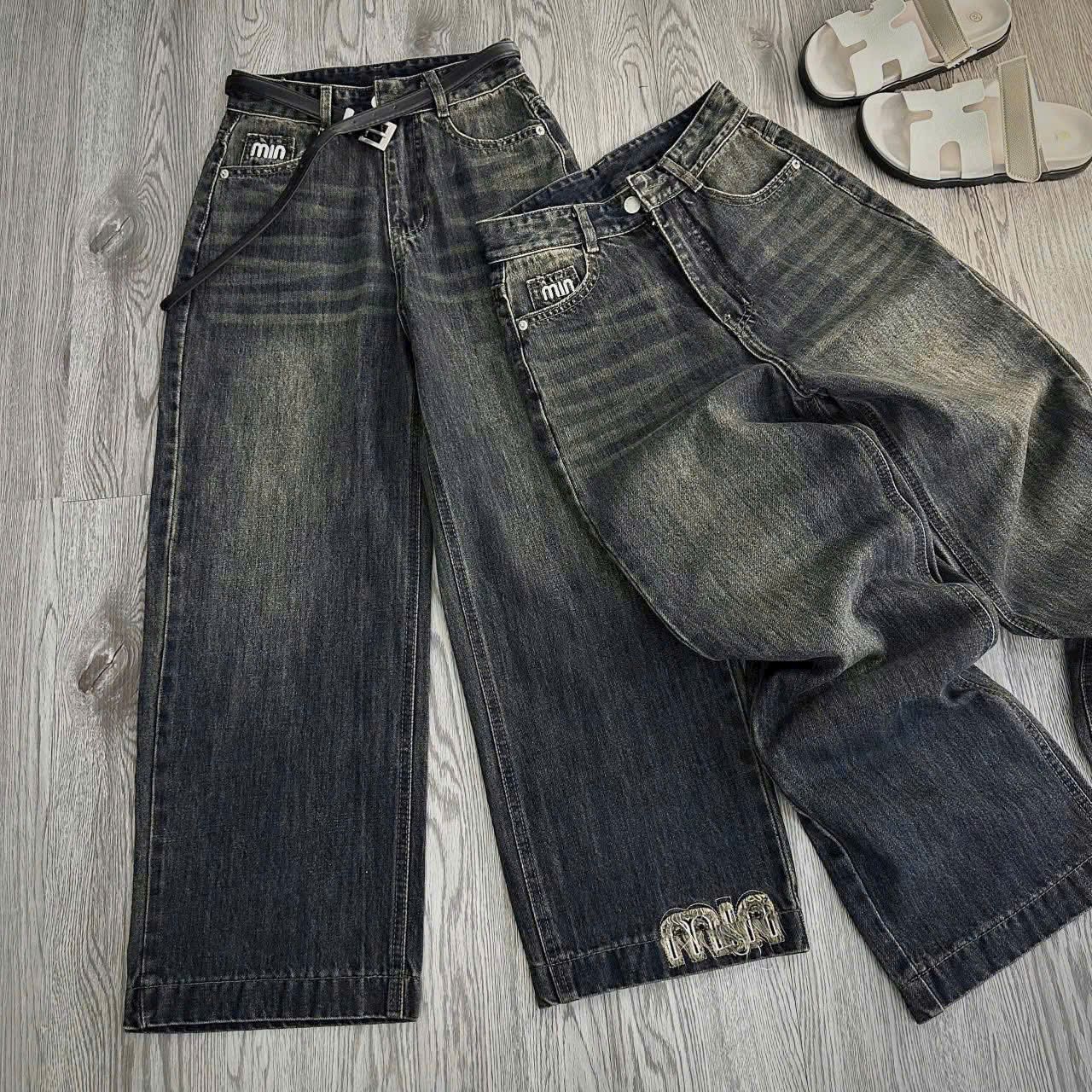  Quần jean ống suống thêu nỗi chữ MIU màu wash bụi đẹp ko kèm nịt - R158 (eo S<64, M<68, L<72) 