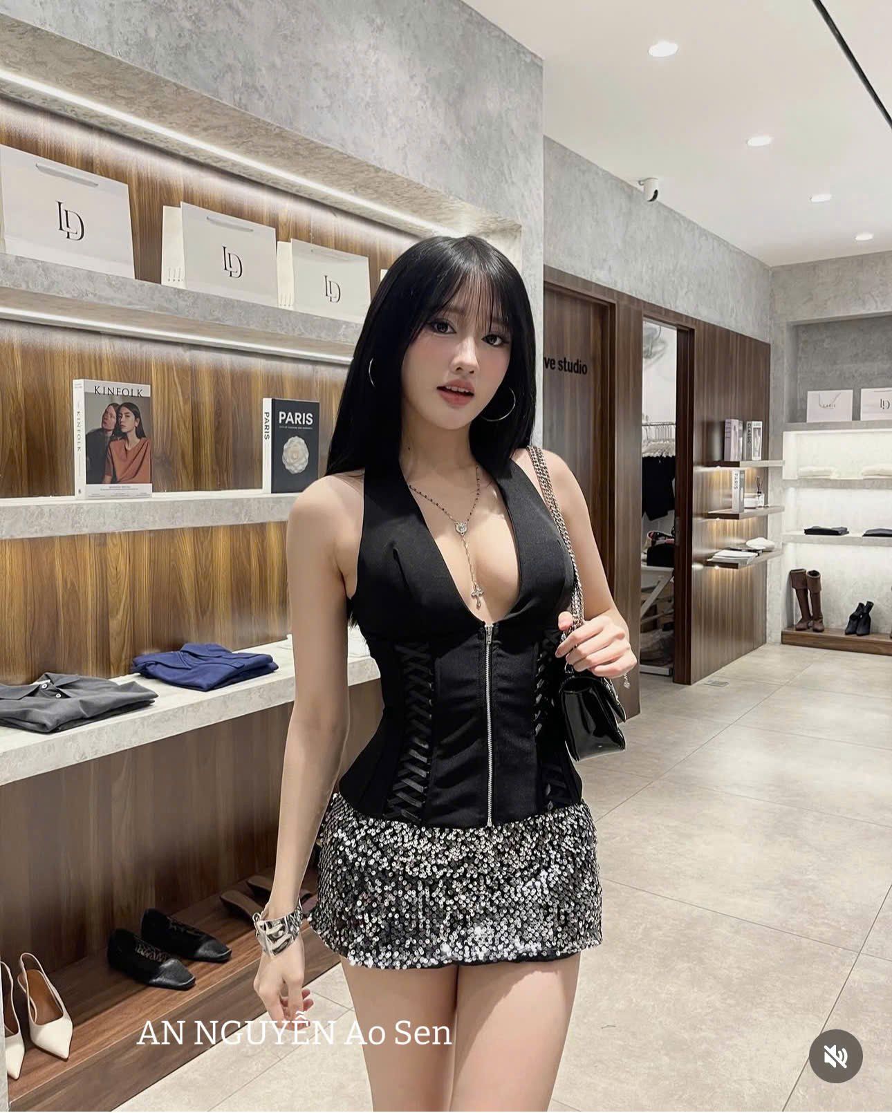  Set áo cổ yếm corset xẻ ngực đan dây ôm sát cơ thể mix chân váy bling - R368 (eo S<68, M<72) 