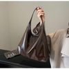 Túi tote đeo vai bảng to da mềm trơn BASIC - NÂU - A134