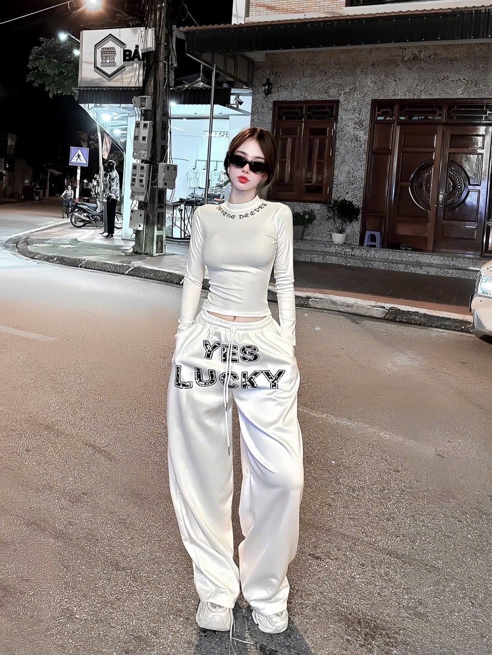  Set áo tay dài mix quần suông dài in chữ YES LUCKY - TRẮNG - A440 