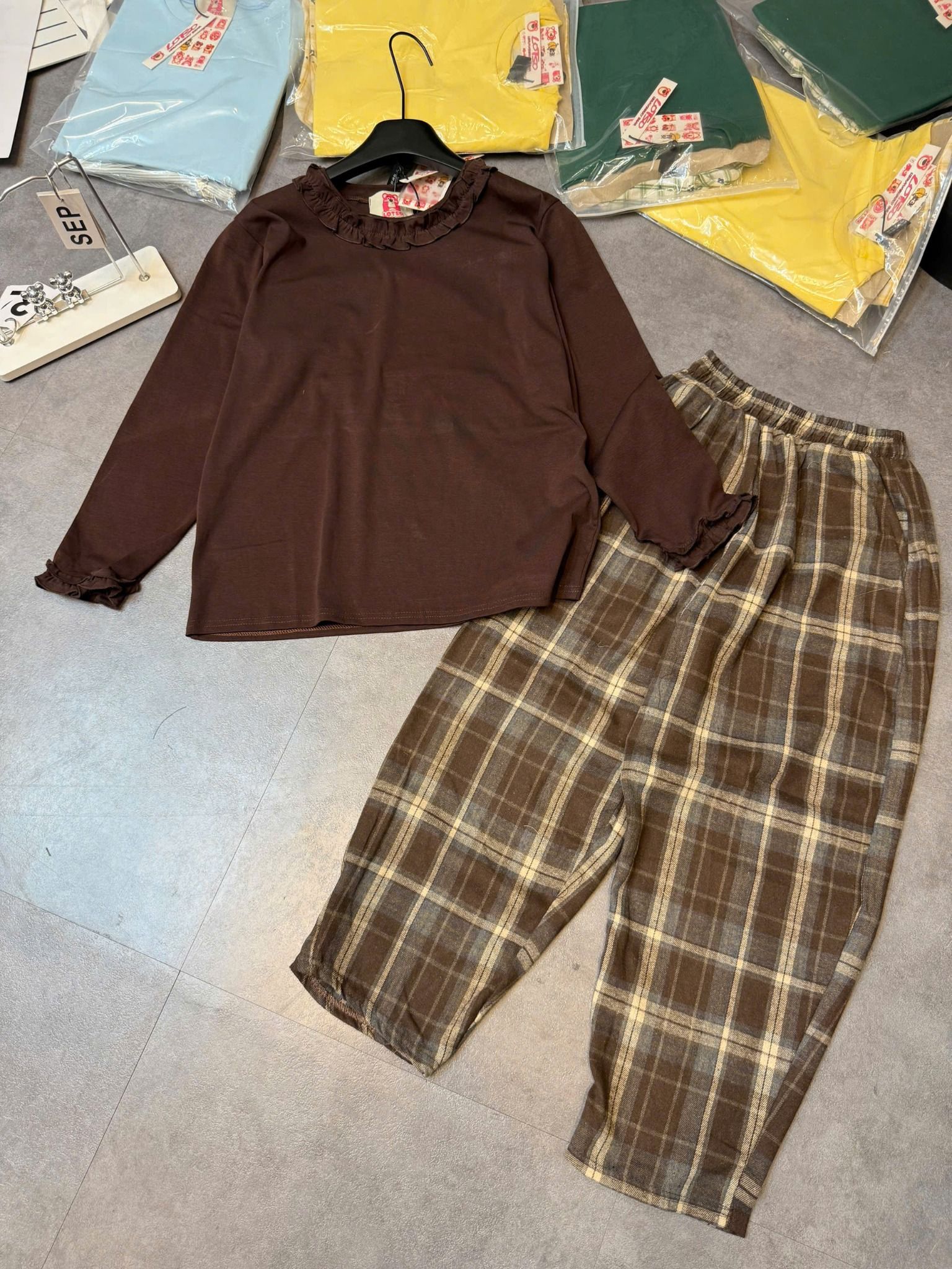  Set áo tay dài viền bèo mix quần suông 9 tất caro - NÂU - C112 ( ÁO DÀI 60CM, QUẦN 84CM ) 