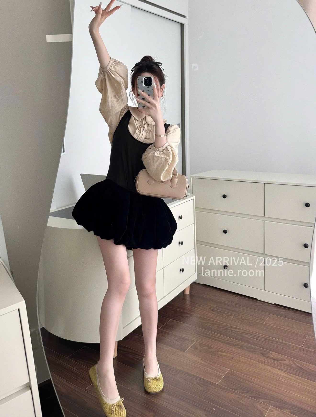  Set 2 món áo sơ mi tơ cổ sen phối bèo mix yếm nhung nơ đính lưng tiểu thư - C252 (eo S<68, M<72) 