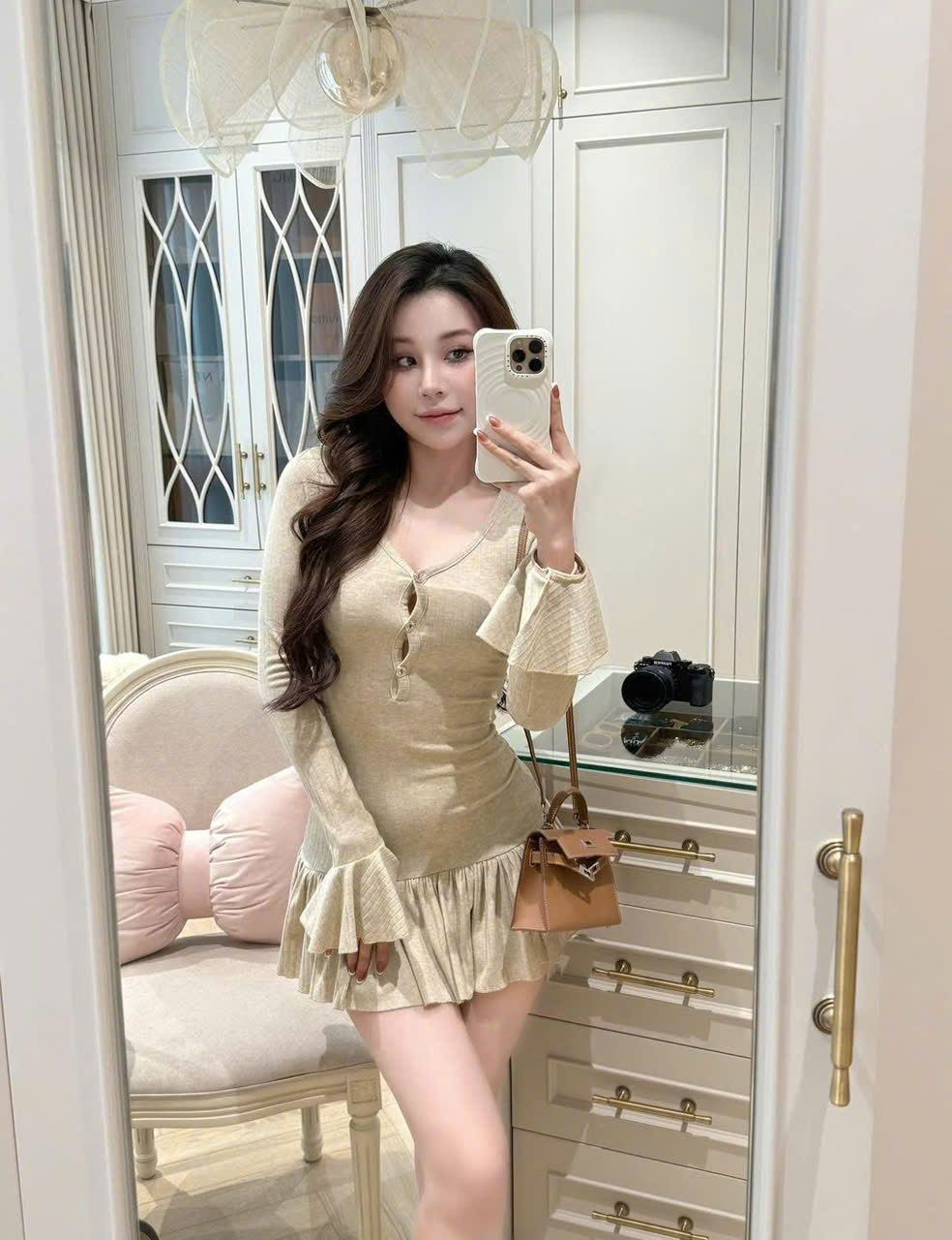  Đầm body tay dài cổ v đính cục chân phối bèo tay loe - KEM - N99 