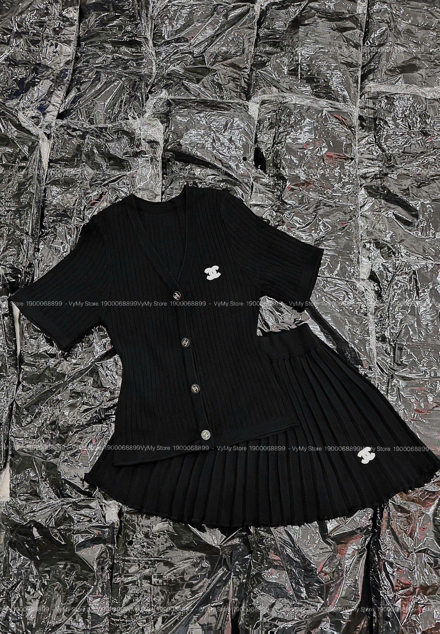  Set bộ len áo cổ V cài nút logo chanel mix chân váy xếp ly - ĐEN - N138 