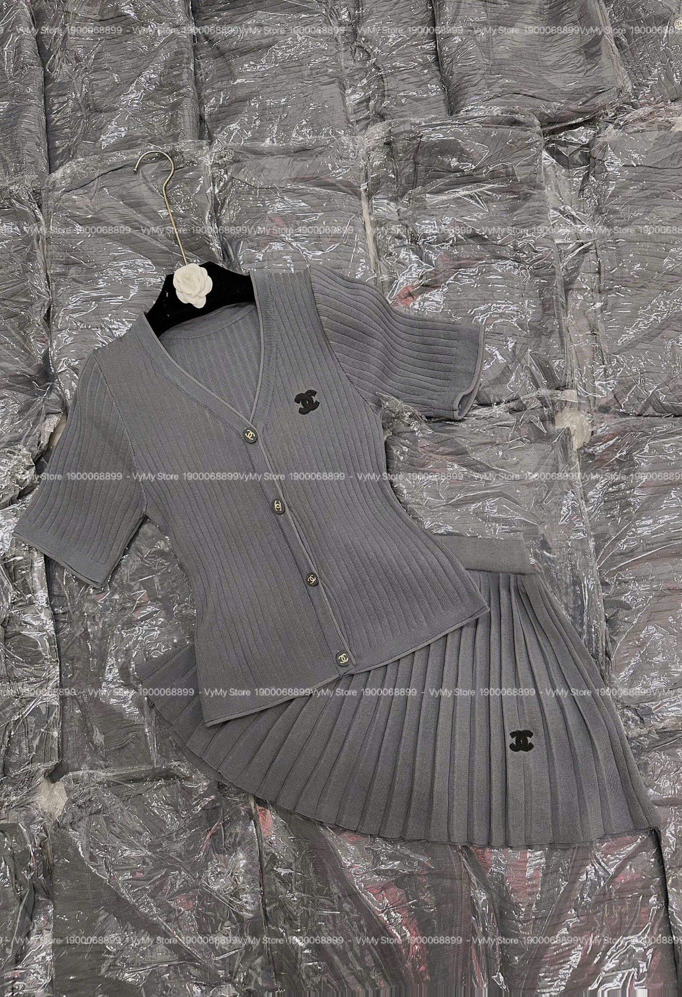  Set bộ len áo cổ V cài nút logo chanel mix chân váy xếp ly - XÁM - N139 