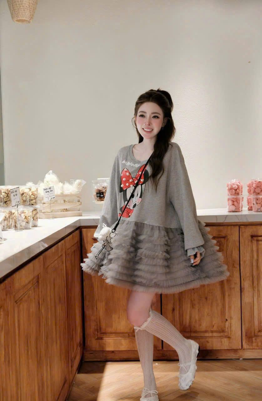  Váy MICKEY tay dài phối ren tầng form babydoll dễ thương - XÁM - E152 