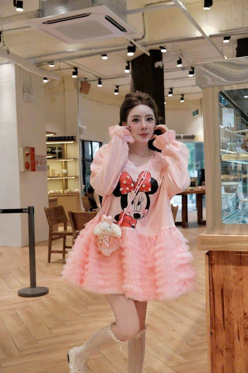  Váy MICKEY tay dài phối ren tầng form babydoll dễ thương - HỒNG - E153 